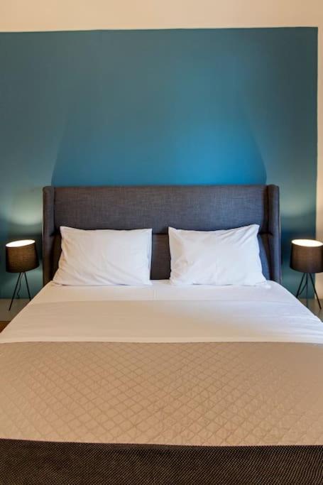 Minimal Loft Art With Sea View Over Harbour Heraklion (Crete)